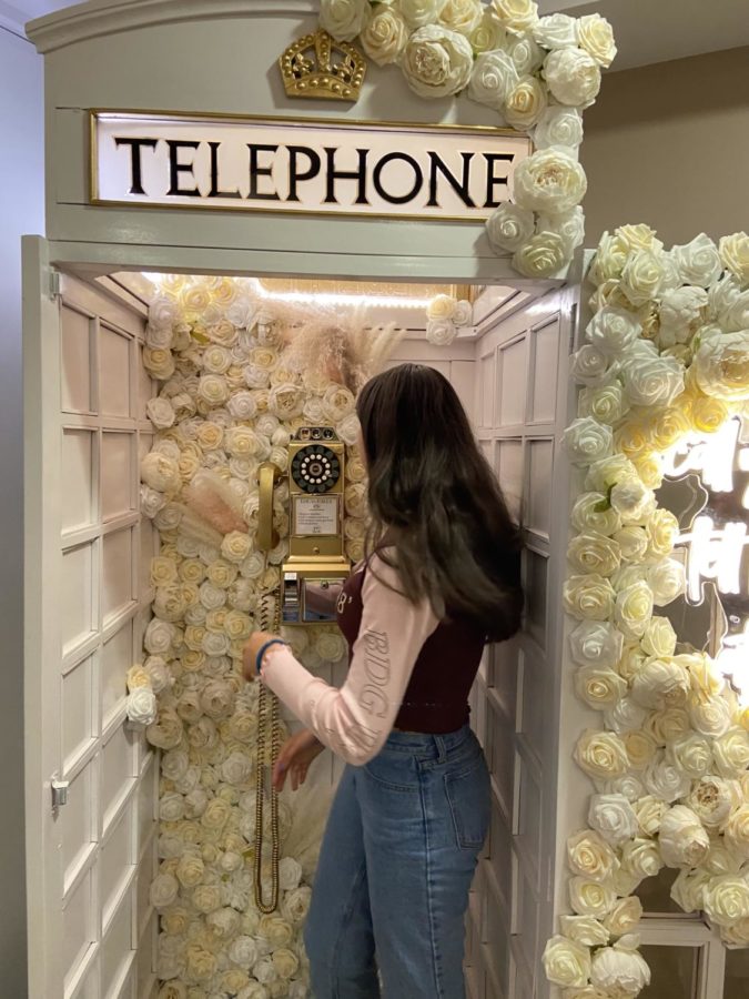 While Giulia Sorvillo '25 visited Refresh Beauty Bar for their grand opening, she posed for a picture in their telephone both. She is featured wearing John Galt jeans and a BDG long sleeve.